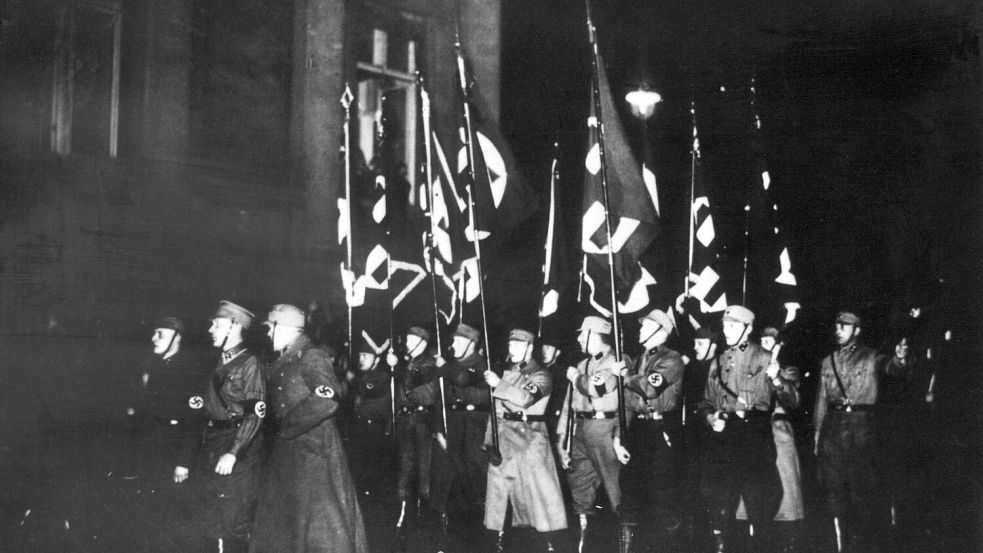 Am 30. Januar 1933 ernannte der damalige Reichspräsident, Generalfeldmarschall Paul von Hindenburg, Adolf Hitler, den Führer der NSDAP, die die stärkste Fraktion im Reichstag stellte, zum Reichskanzler. Die SA veranstaltete einen Fackelzug in Berlin. Foto: dpa