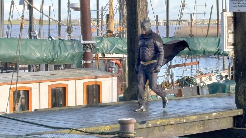 Weil auch in Ostfriesland Schurken am Werk sind, flattert Batman durch den Ditzumer Hafen. Foto: Hanz