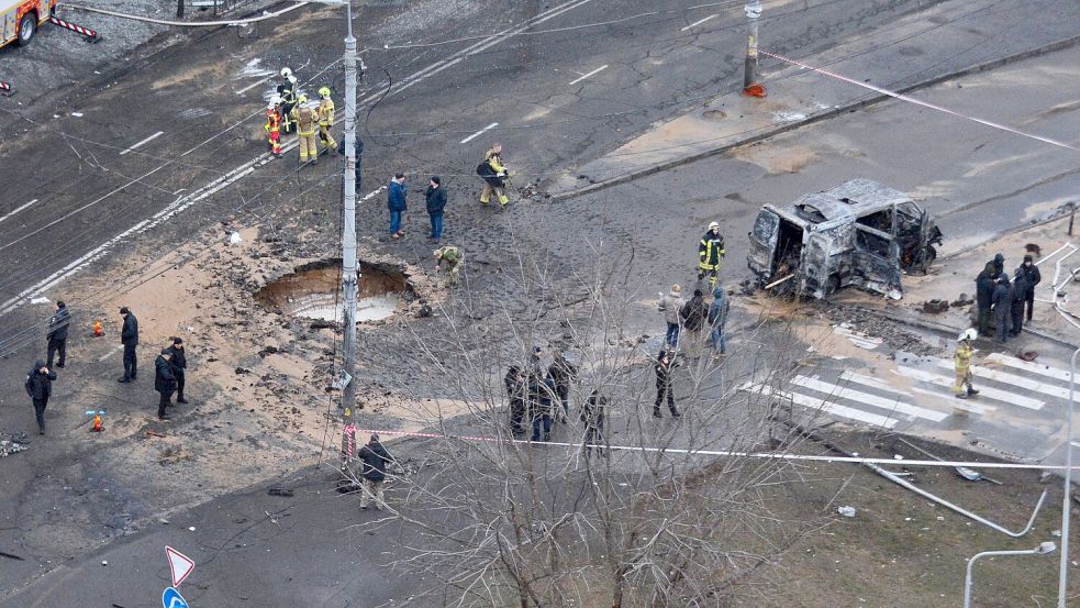 Ein Krater ist am Samstag auf einer Straße in Kiew zu sehen. Allein in der vergangenen Woche zählte die Ukraine mehr als 1.000 verschiedene Luftangriffe. Foto: Aleksandr Gusev/SOPA Images via ZUMA Press Wire/dpa