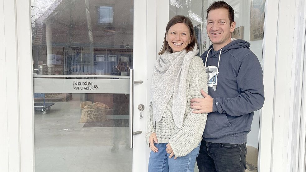 Karina und Manuel Faza sind die neuen Inhaber der Norder Kaffeemanufaktur. Foto: privat