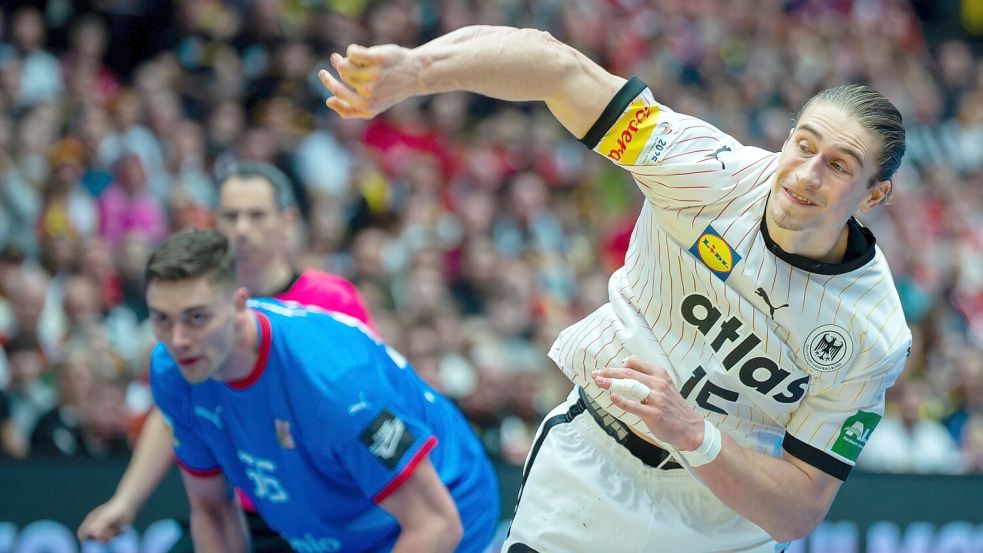 Juri Knorr ist Deutschlands bester Spieler in der ersten Halbzeit. Foto: Soeren Stache/dpa