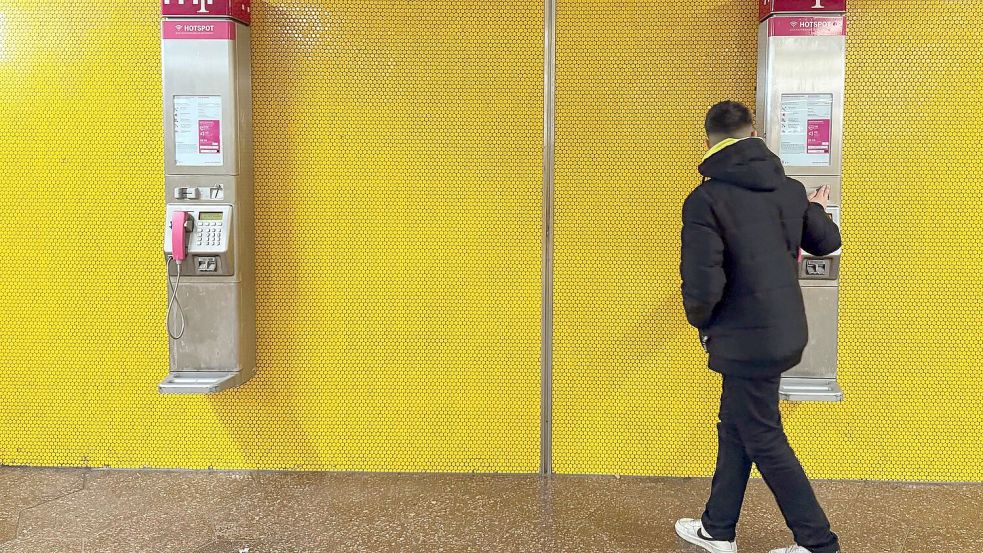 Am Bochumer Hauptbahnhof hängen noch immer zwei Telekom-Telefone an einer Wand. (Archivbild) Foto: Wolf von Dewitz/dpa