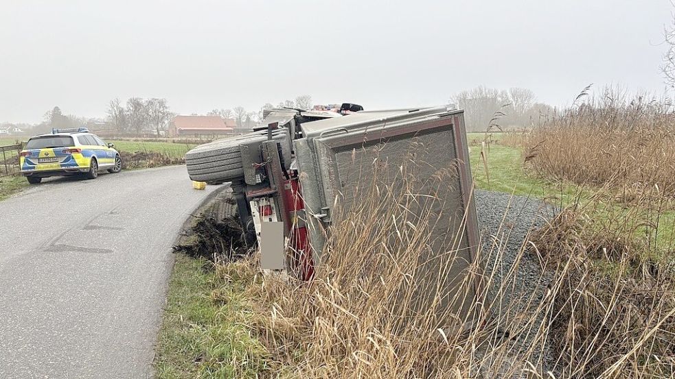 In Emden ist ein Lastwagen im Graben gelandet. Foto: Hanssen