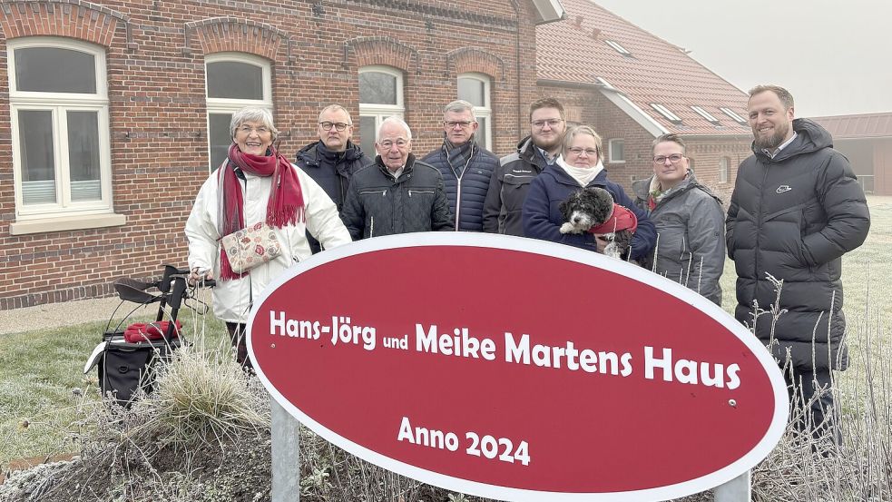 Das neue Schild wurde im Beisein von Namensgeber Hans-Jörg Martens (Zweiter von links), Lore und Günter Prahm (links und dritter von links) sowie der Lebenshilfe Leer und Ingenieur- und Planungsbüro Detmers bejubelt. Fotos: Löschen