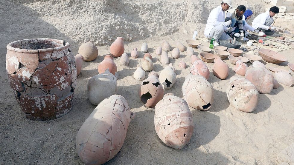 Auch das sind Wissenschaftler: Ägyptische Archäologen restaurieren Funde in Luxor. (Archivbild) Foto: Khaled Elfiqi/AP/dpa