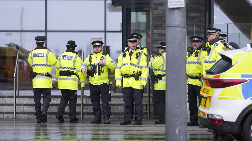 Der Prozess in Liverpool wurde von etlichen Polizisten geschützt. Foto: Peter Byrne/PA Wire/dpa