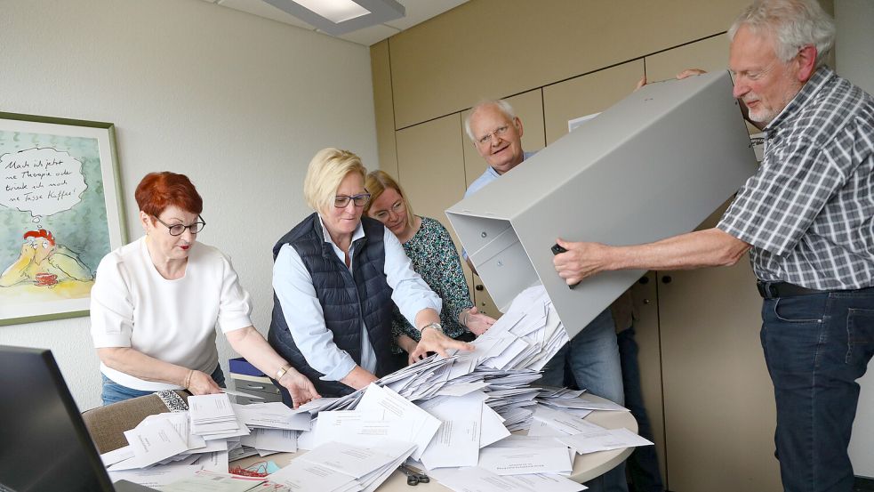 Eine Urne mit Wahlbriefen wird bei der Europawahl 2024 ausgeleert. Foto: Romuald Banik