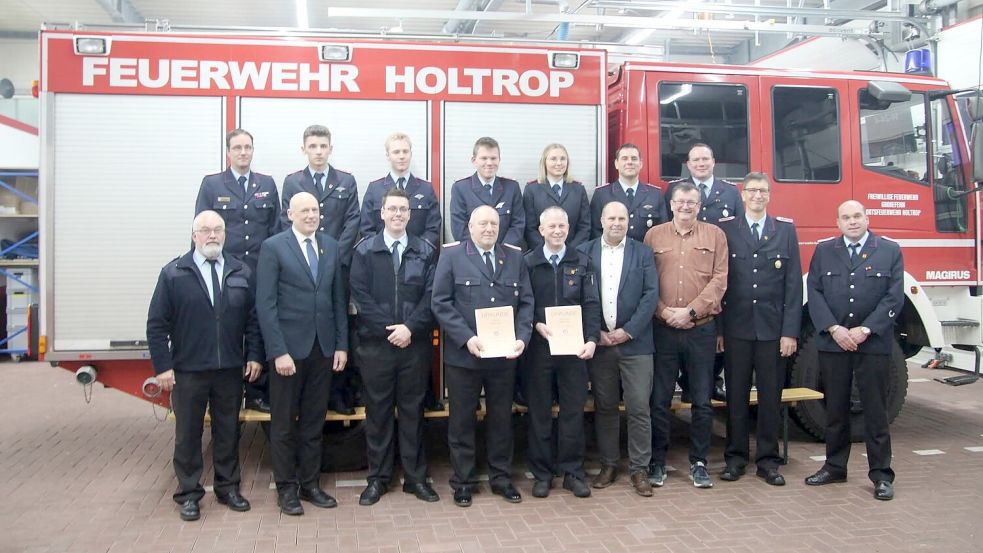 Holtrops Feuerwehrführung stellte sich gemeinsam mit den Geehrten und einigen Gästen zu einem Erinnerungsfoto auf. Foto: privat