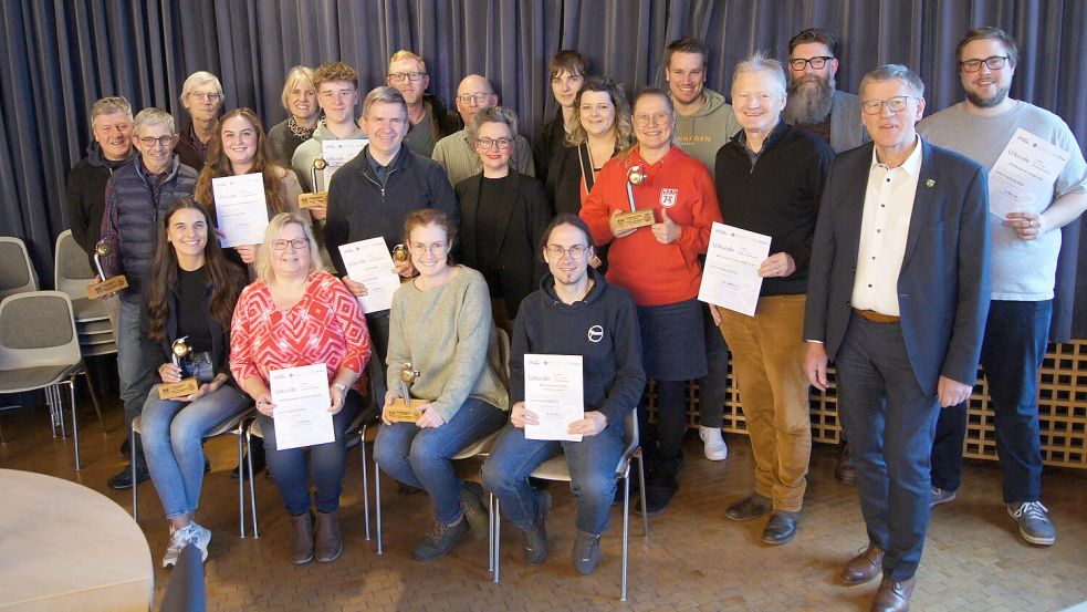 Aurichs Bürgermeister Horst Feddermann (2. v. rechts) zeichnete die erfolgreichsten Stadtradler aus. Foto: privat