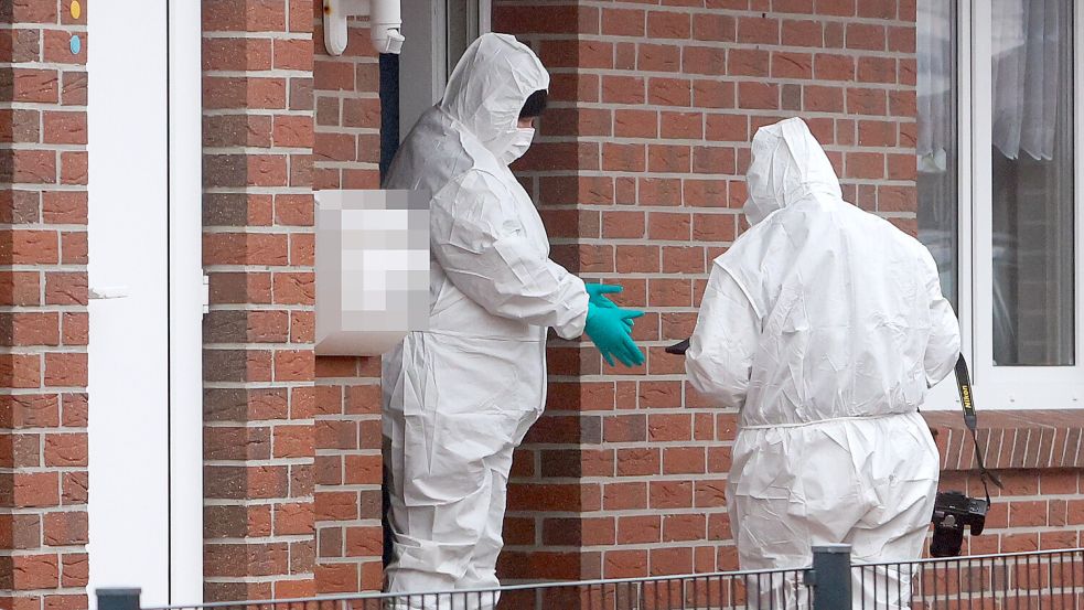 Spurensicherung: In Emden-Larrelt soll ein Mann seine Frau umgebracht haben. Foto: J. Doden/Emden