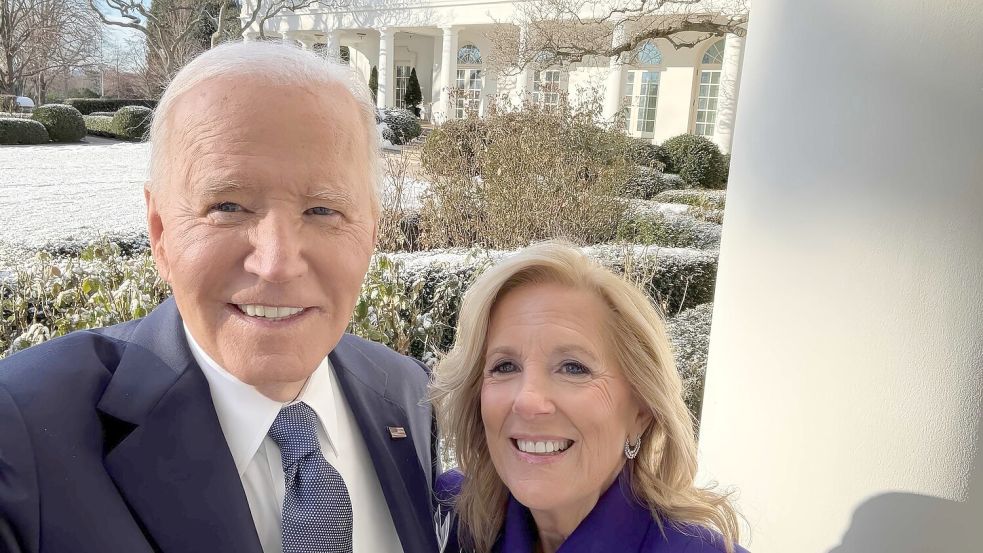 Kurz bevor sie das Weiße Haus in Washington verließen: Joe und Jill Biden machen ein Selfie. Foto: Joe Biden/White House/Planet Pix via ZUMA Press Wire/dpa