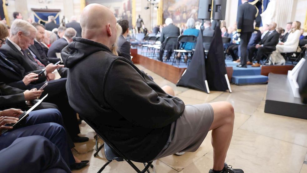 John Fetterman ist bekannt für legere Outfits - und erschien trotz Feierlichkeiten und Minusgraden in Shorts. Foto: Kevin Lamarque/Pool Reuters/AP/dpa