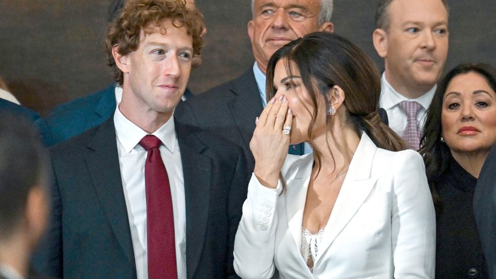 Mark Zuckerberg und Lauren Sanchez plauderten im Publikum. Foto: Kenny Holston/Pool The New York Times/dpa