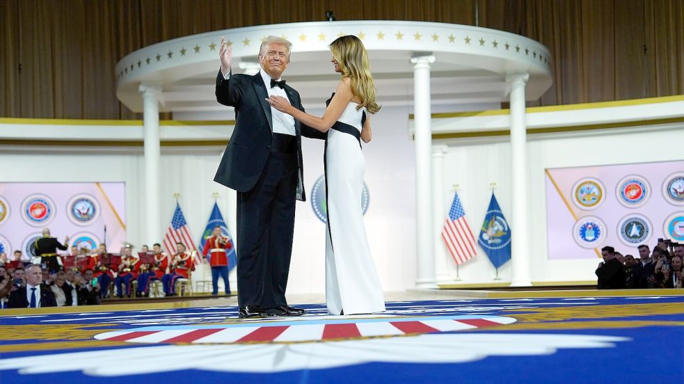 Langsam und bedächtig tanzen Trump und seine Frau Melania über das Parkett. Foto: Evan Vucci/AP/dpa