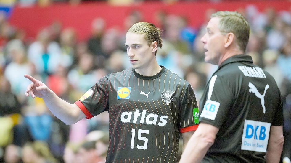 Juri Knorr (l) gehört bei der Handball-WM bisher zu den Aktivposten im deutschen Team. Foto: Sören Stache/dpa