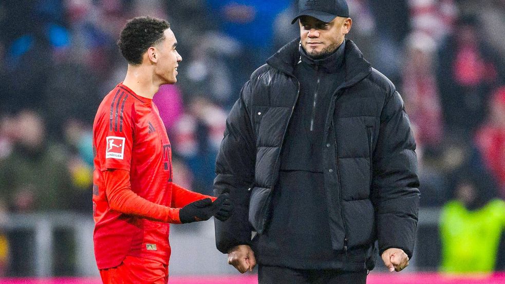 Bringt Trainer Vincent Kompany (r) Jungstar Jamal Musiala in Rotterdam wieder von Anfang an? Foto: Tom Weller/dpa