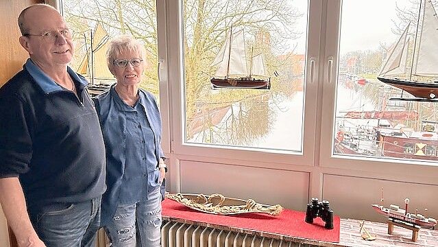 Bertram Meyer und Sonja Belzer lieben vor allem den Blick aus ihrem Wohnzimmer auf den Falderndelft. „Wir haben alles richtig gemacht“, sagen die beiden ehemaligen Duisburger. Foto: Tomé