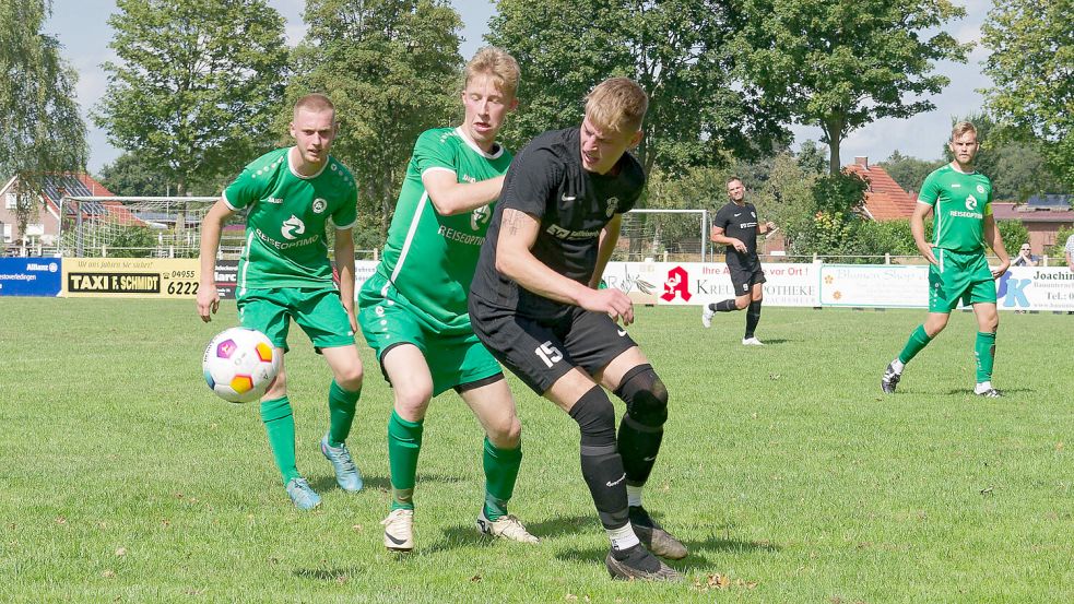 Die SG Westoverledingen (schwarzes Trikot) gibt es nur noch bis zum Saisonende: Foto: Lohmann