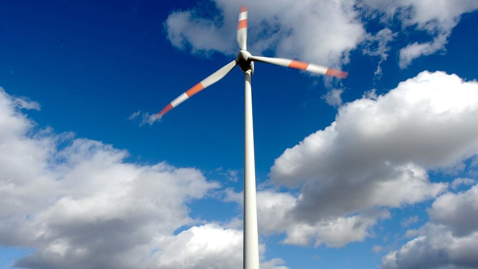 Windräder, oder offiziell „Windenergieanlagen“ gehören in Ostfriesland mittlerweile zum Landschaftsbild. Das stört manche Menschen, aber ein Abbau hätte konkrete, auch wirtschaftliche, Folgen für die Region. DPA-Symbolfoto: Dedert