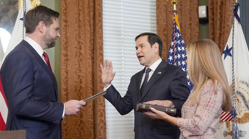 Marco Rubio ist der neue US-Außenminister - und das erste Kabinettsmitglied, das bestätigt und vereidigt ist. Foto: Evan Vucci/AP/dpa