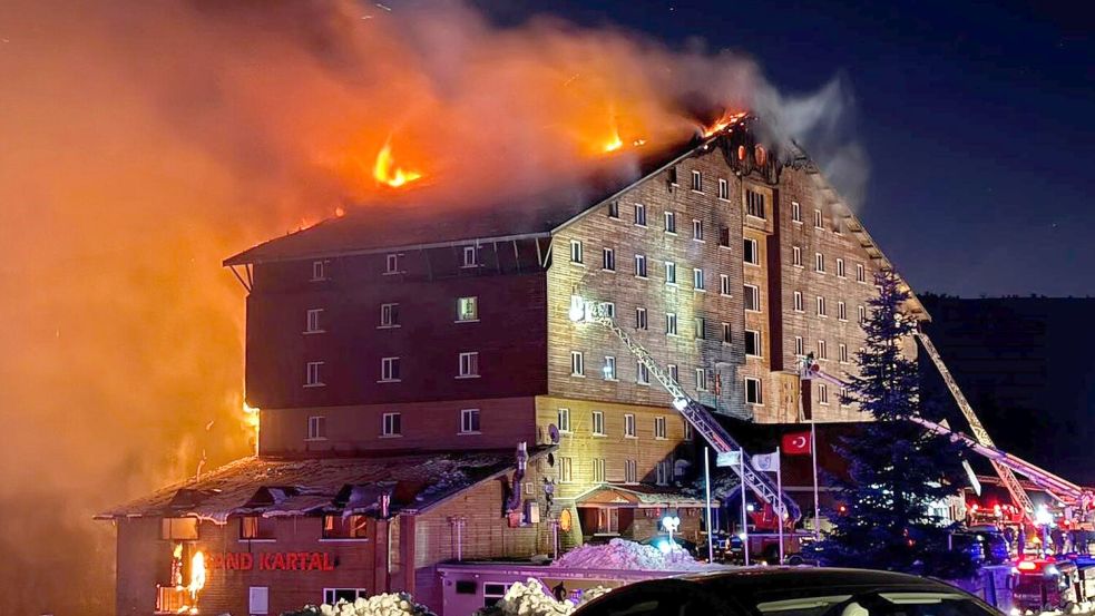 Der Brand in dem Hotel brach in der Nacht aus. Foto: IHA/AP/dpa