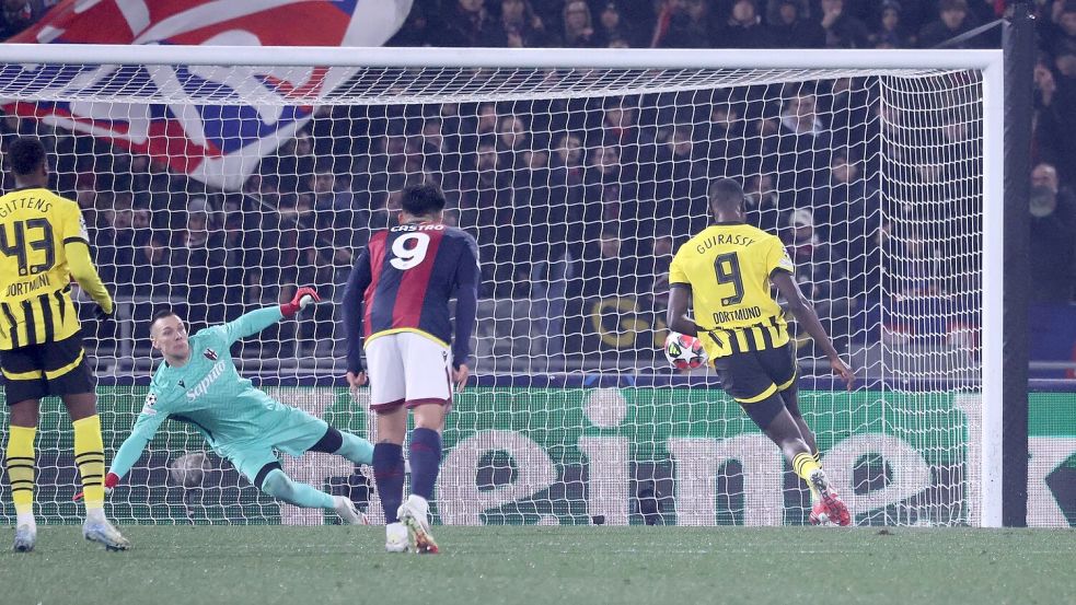 Serhou Guirassy trifft per Elfmeter zum 1:0 für den BVB. Foto: Fabio Sasso/dpa