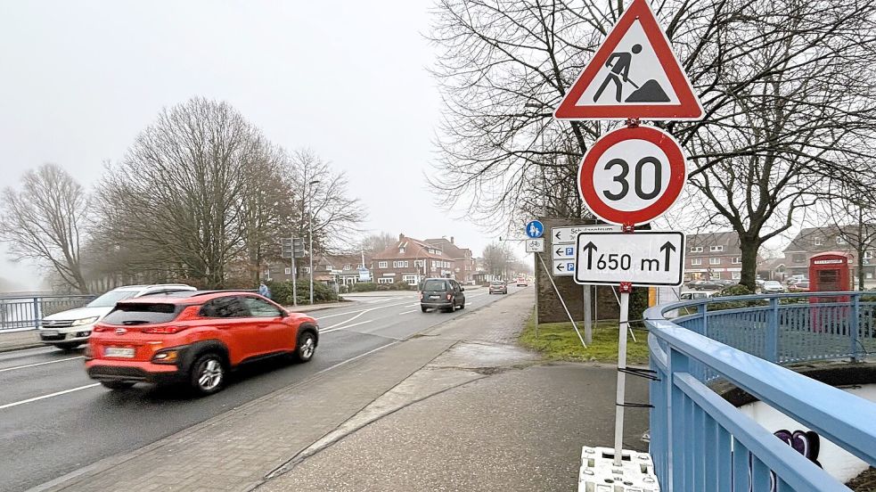 Momentan laufen keine Bauarbeiten mehr – trotzdem gilt noch Tempo 30 in der Wiesmoorer Innenstadt. Foto: Böning