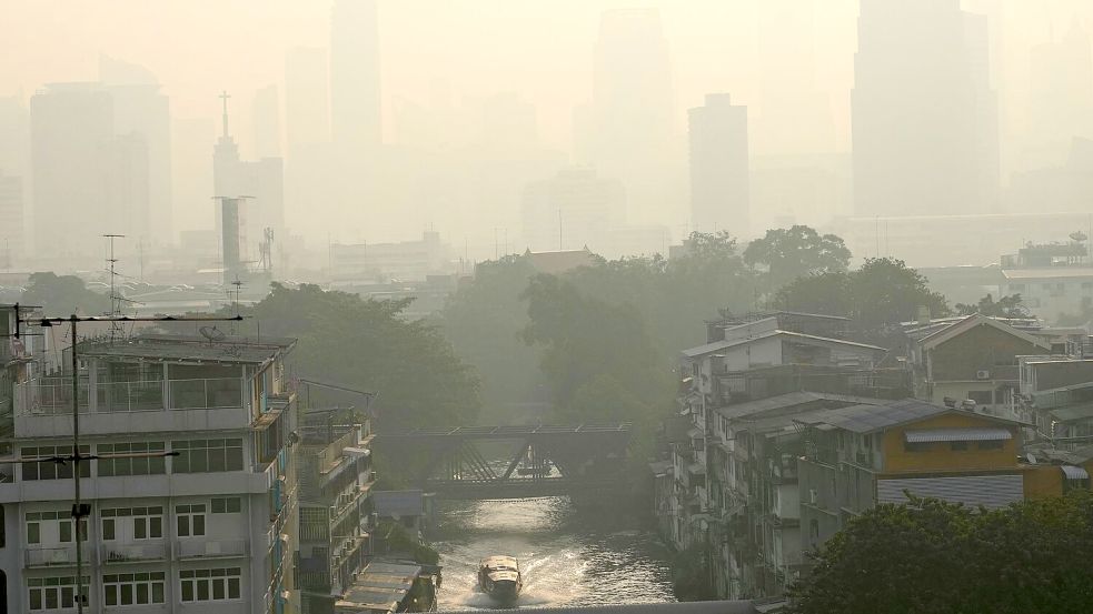 Bangkoks Skyline liegt häufig unter einer giftigen Smog-Wolke. Foto: Sakchai Lalit/AP/dpa