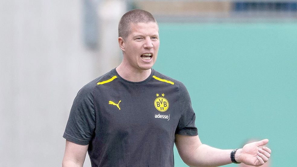 U19-Coach Mike Tullberg wird die BVB-Mannschaft am Samstag gegen Werder Bremen betreuen. Foto: Thomas Heesler/Kirchner-Media/dpa