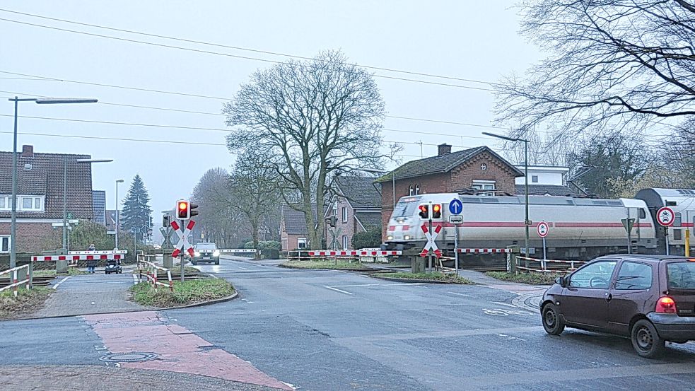 Der Bahnübergang Logaer Weg muss bald gesperrt werden. Foto: Wolters