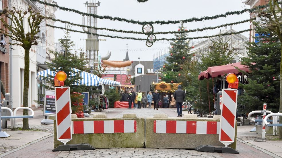 Während des Weihnachtsmarktes versperrten in der Norderstraße Betonklötze die direkte Zufahrt zum Marktplatz. Foto: Thomas Dirks