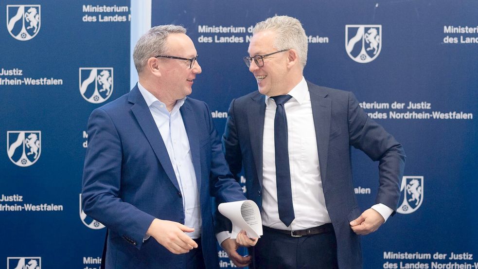 NRW-Justizminister Benjamin Limbach (Grüne, links) und Oberstaatsanwalt Tim Engel wollen Cum-Ex-Steuerbetrügern an den Kragen. Foto: Rolf Vennenbernd/dpa