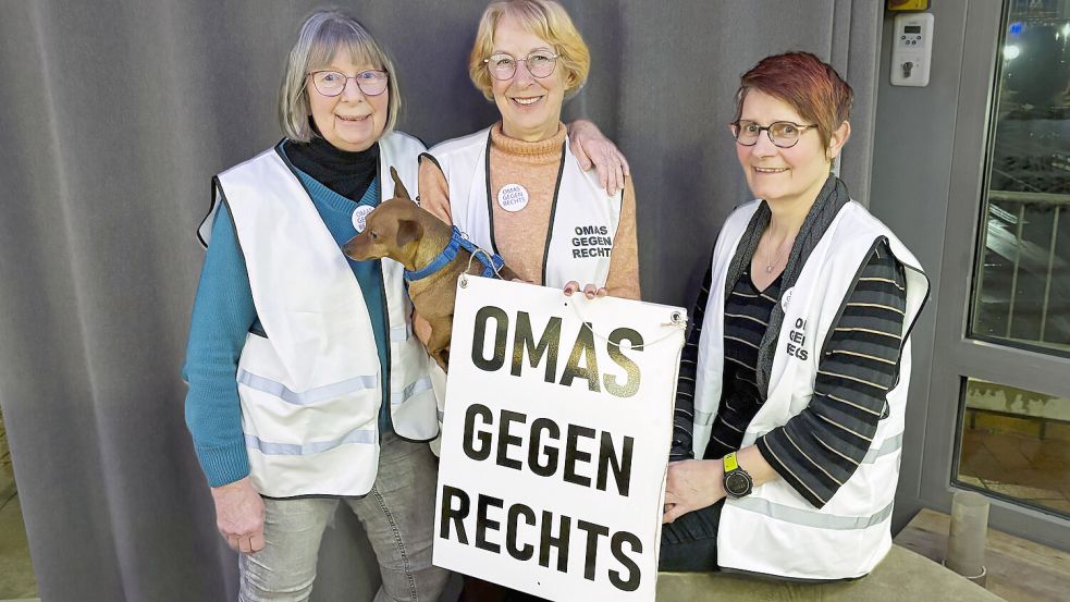 Brigitte Junge (von links), Mechtilde Schratz und Melanie Röben sind seit einem Jahr bei den Omas gegen rechts in Leer aktiv. Foto: Lüppen