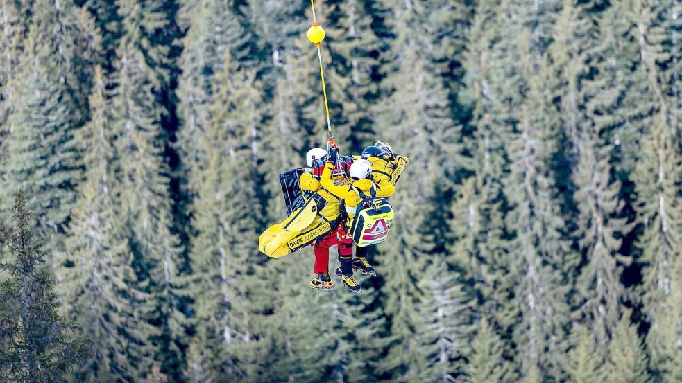 Der Österreicher Felix Hacker wurde nach einem Trainingssturz in Kitzbühel per Hubschrauber geborgen. Foto: Expa/Johann Groder/APA/dpa