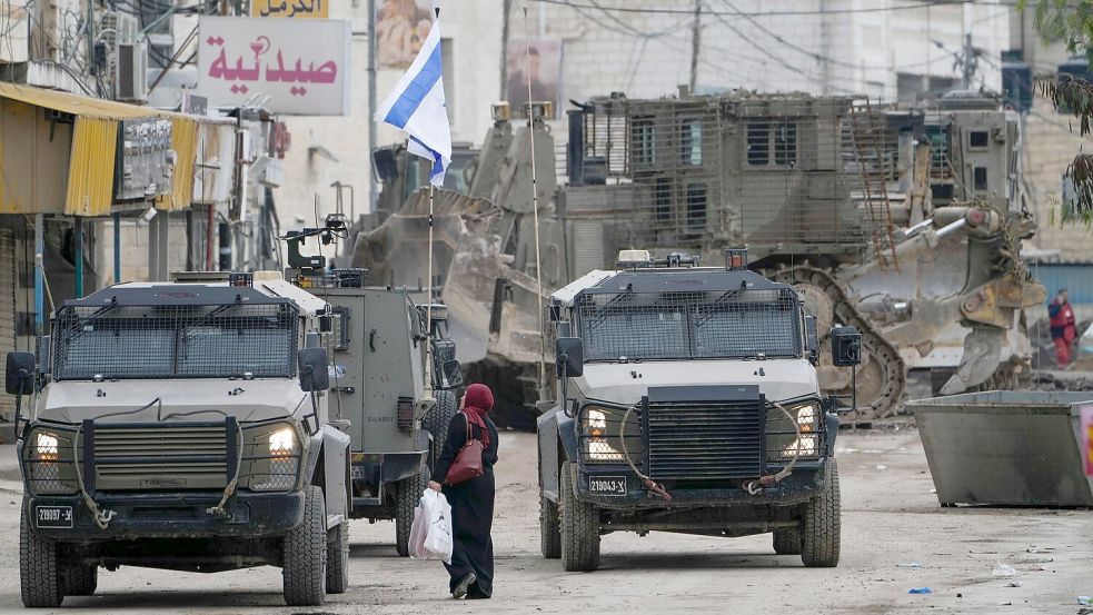 Israelische Militärfahrzeuge bewachen eine Straße in Dschenin. Die Stadt gilt als Hochburg militanter Palästinenser. Foto: Majdi Mohammed/AP/dpa