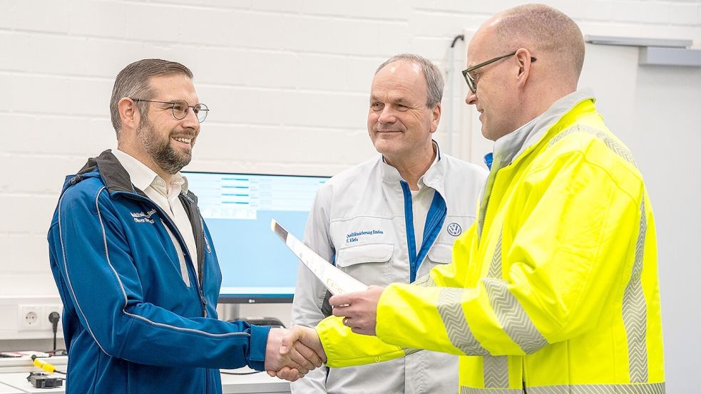 Werkleiter Enno Fehse (von rechts) und der Leiter der Qualitätssicherung Thorsten Klein übergaben eine Urkunde an Oliver Stefan. Foto: Volkswagen Emden