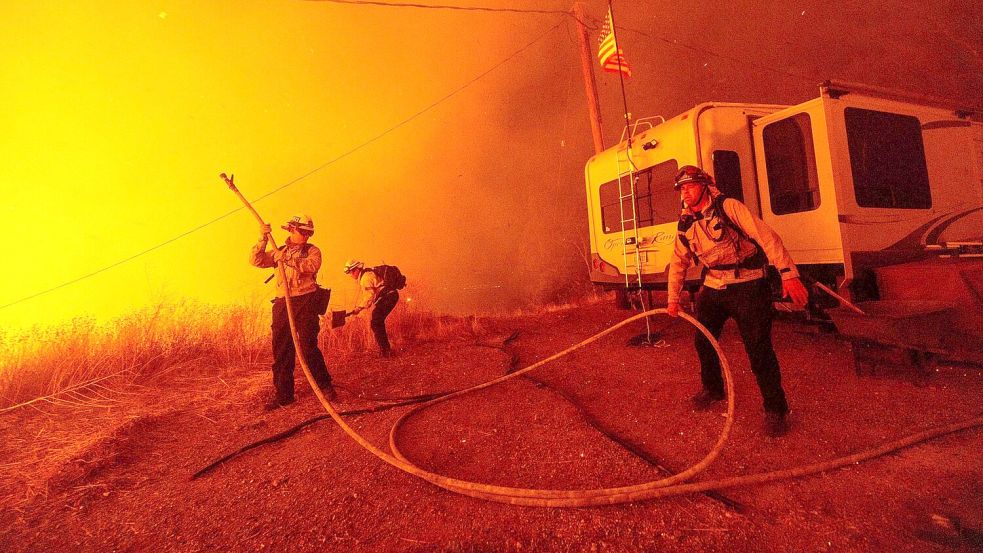 Ein neuer Brand in Kalifornien treibt Tausende Menschen aus ihren Häusern. Foto: Ethan Swope/AP/dpa