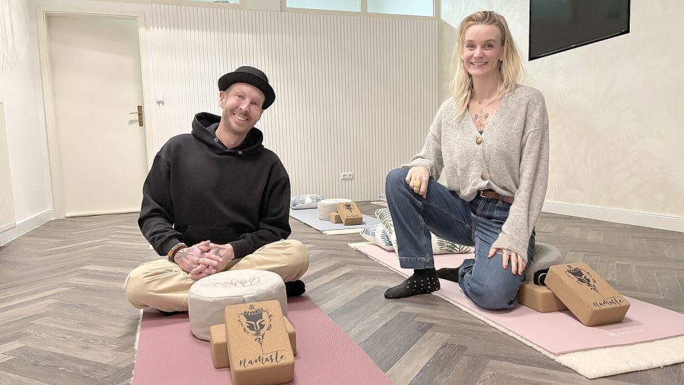 Bernd Fohrden hat das Yoga-Studio „Namaste19“ an der Brückstraße in Emden gegründet. Kirsten Bremehr ist Yoga-Lehrerin dort und auf Yin-Yoga spezialisiert. Fotos: Hanssen