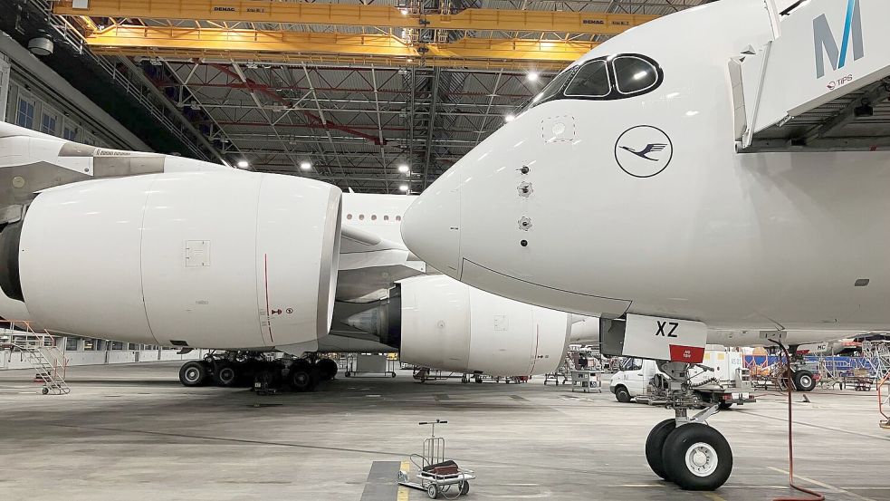 Die Nase des nagelneuen Airbus A350-900 „Solingen“ Airbus A350 der Lufthansa im Wartungshangar am Münchner Flughafen. Die Maschine sollte nach der letzten Überprüfung durch die Techniker zu ihrem ersten kommerziellen Flug mit Passagieren an Bord nach Indien starten. Im Hintergrund die Triebwerke eines Airbus A380. Foto: Carsten Hoefer/dpa