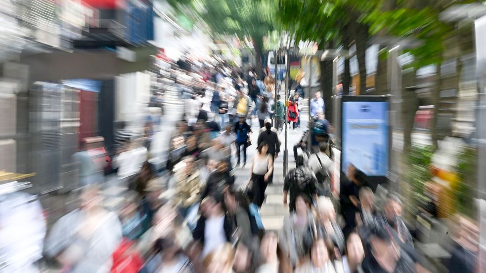 Fast 83,6 Millionen Menschen lebten zum Jahresende 2024 in Deutschland. (Symbolbild) Foto: Bernd Weißbrod/dpa