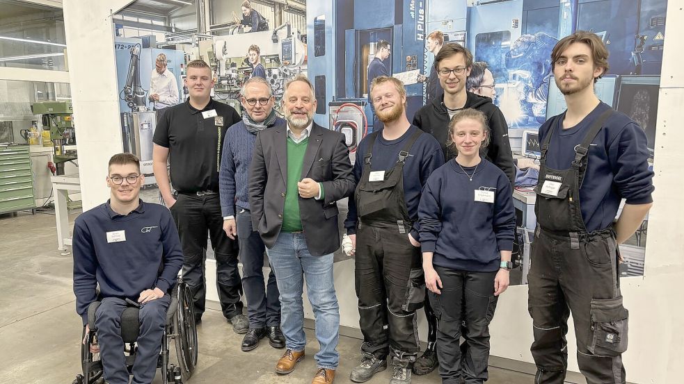 Vor dem Gespräch gab es einen Rundgang durch die Firma. Auf dem Foto: Jan Rector (hinten links), Christoph Wenk, Dr. Joachim Kleen, Jan Boerma, Arne Bent, Tomke Engelmann, Okko Hoffrogge und vorne Sören Schmidt. Foto: Rebecca Kresse