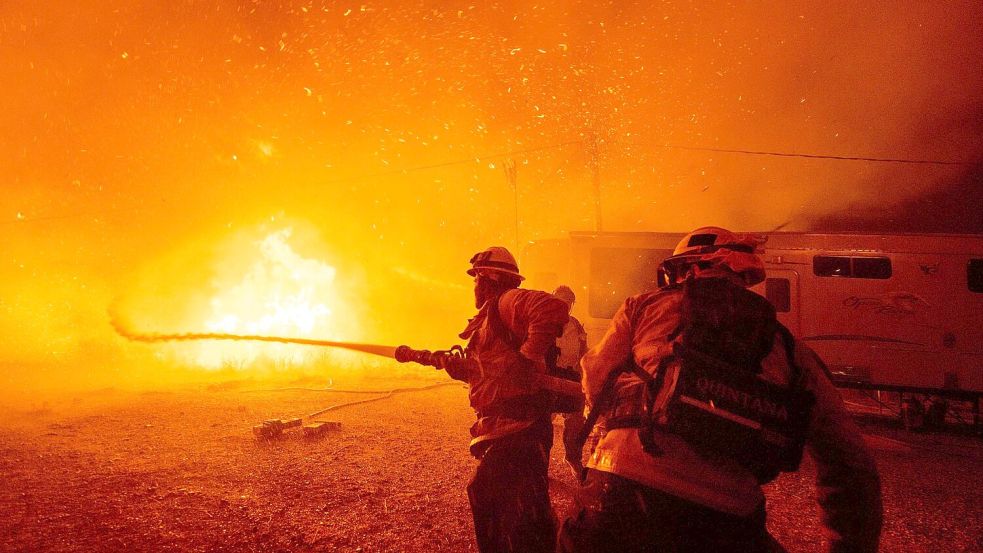 Ein neuer Flächenbrand, der sich rasch ausbreitet, hat in Südkalifornien Tausende Menschen in die Flucht getrieben. Foto: Ethan Swope/AP/dpa