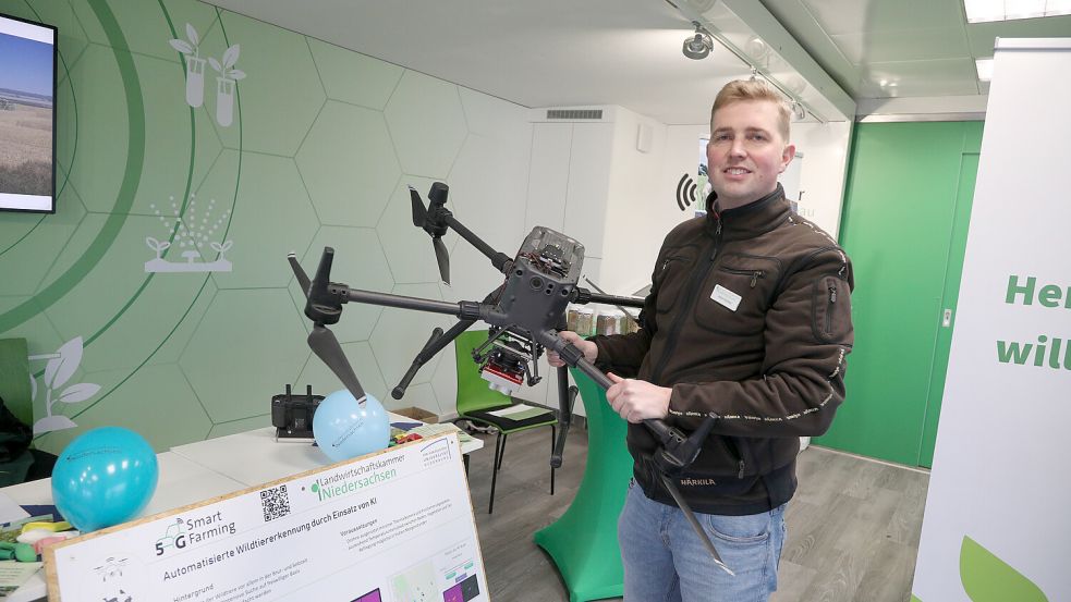 Jobst Gödeke vom „Praxisbüros digitaler Ackerbau“ zeigt eine Drohne, die aufgefundene Rehkitze automatisch in einer Karte markiert, damit sie vor der Mahd gerettet werden können. Foto: Romuald Banik