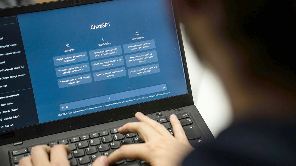 Der KI-Chatbot ChatGPT von Entwickler OpenAI war teilweise gestört. Foto: Frank Rumpenhorst/dpa