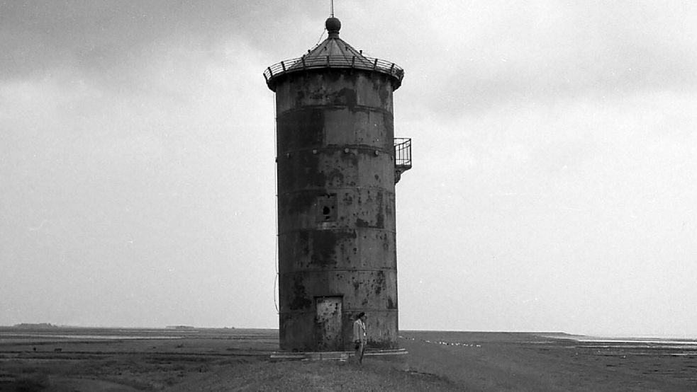 So sah der Pilsumer Leuchtturm im Jahr 1957 aus. Vom rot-gelben Anstrich war er damals noch weit entfernt. Foto: WSA Emden