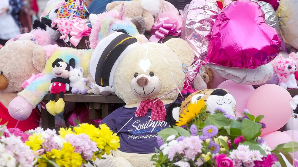 Nach der Messerattacke legten viele Menschen Blumen und Andenken nieder. (Archivbild) Foto: Owen Humphreys/PA Wire/dpa