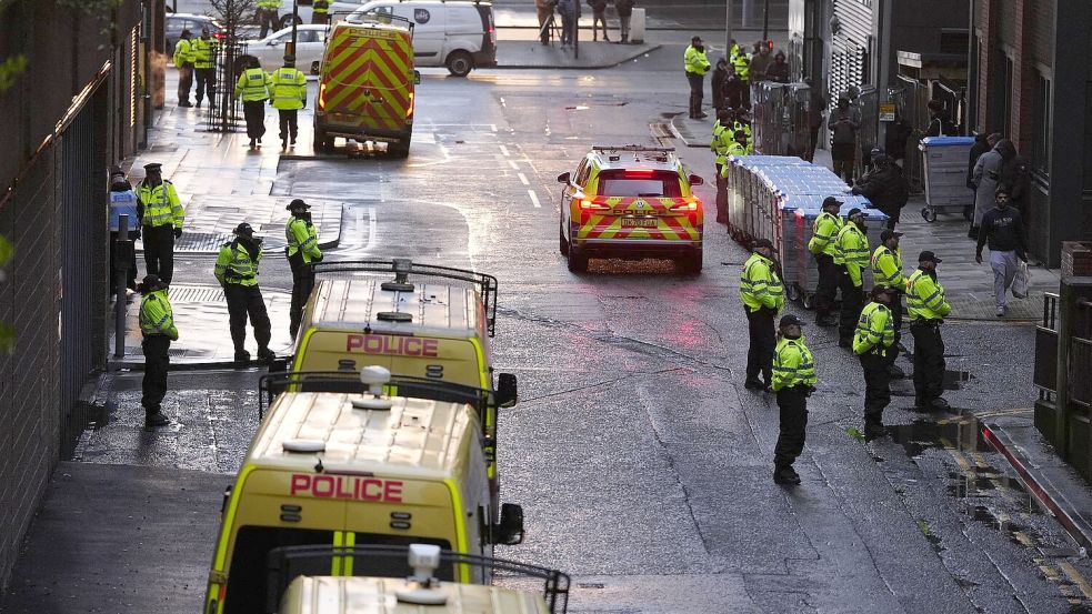 Polizisten säumten die Straßen in der Nähe des Gerichts. Foto: Peter Byrne/PA Wire/dpa