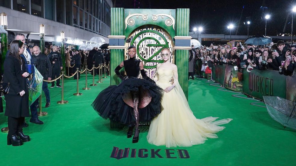 Cynthia Erivo (l) und Ariana Grande sind für ihre Rollen im Musicalfilm „Wicked“ nominiert. (Archivbild) Foto: Ian West/PA Wire/dpa