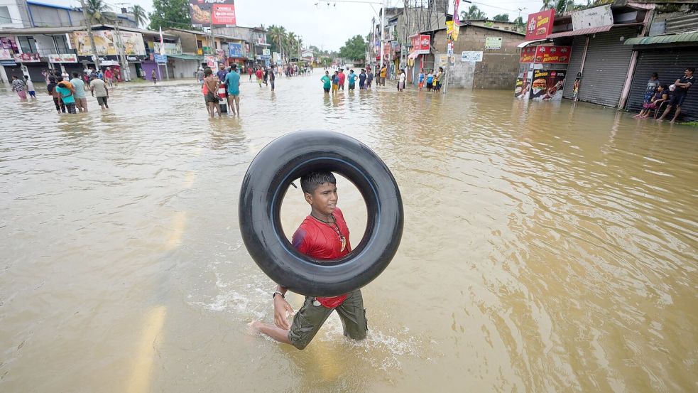 Extremwetter stört weltweit den Schulbetrieb. (Archivbild) Foto: Eranga Jayawardena/AP