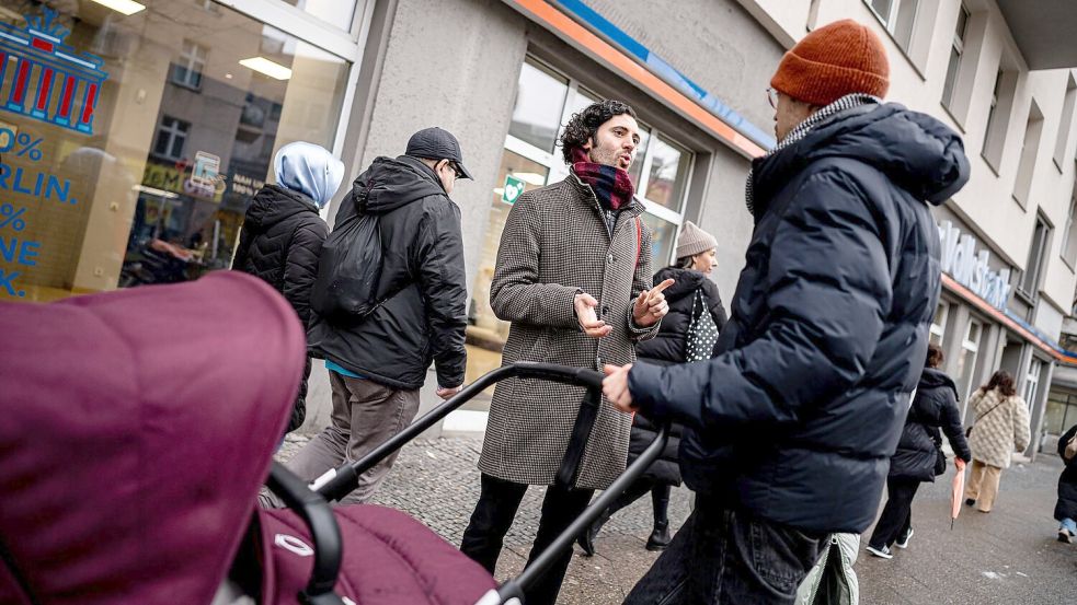 Wenn Hakan Demir, Bundestagsabgeordneter der SPD, in seinem Wahlkreis Berlin-Neukölln unterwegs ist, wird er häufig auf der Straße angesprochen. Manchmal geht es in den Gesprächen um Fragen des Asylrechts oder um faire Löhne. Foto: Fabian Sommer/dpa